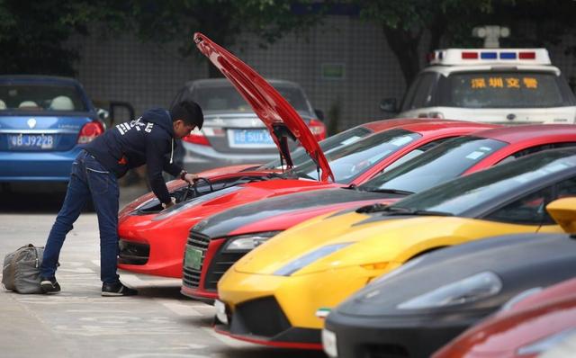 开百万豪车回农村,用来帮父亲拉柴火,车主表示:父亲开心就行