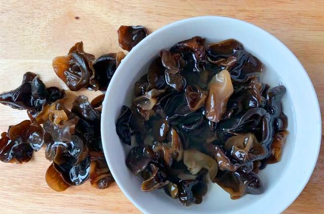 泡木耳10个人8个错大厨教你这1招木耳泡发得又快又干净