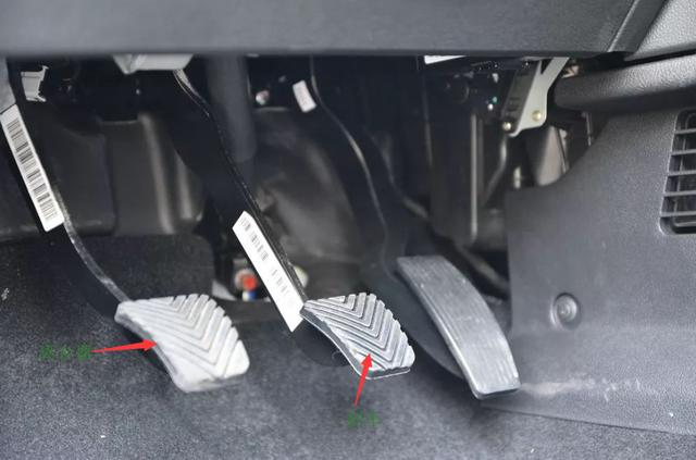 手动挡汽车刹车离合一起踩可以吗?驾校里学不到