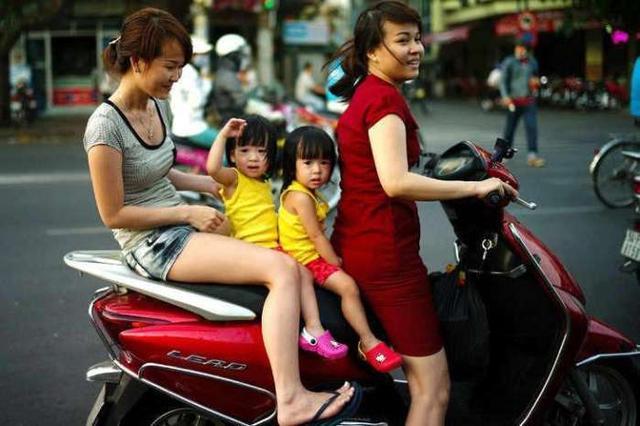 10年前越南摩托少，日本摩托车特贵3000美金，如今女子都骑摩托车