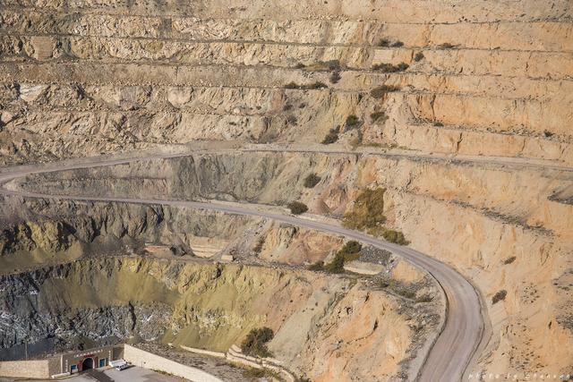 中国最大最深的人造天坑,在甘肃金昌!大西北戈壁上最特别的景观