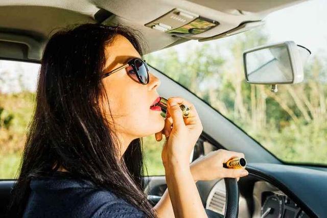 女司机频频出行事故的原因为何?"马路杀手"真的是驾驶不娴熟?