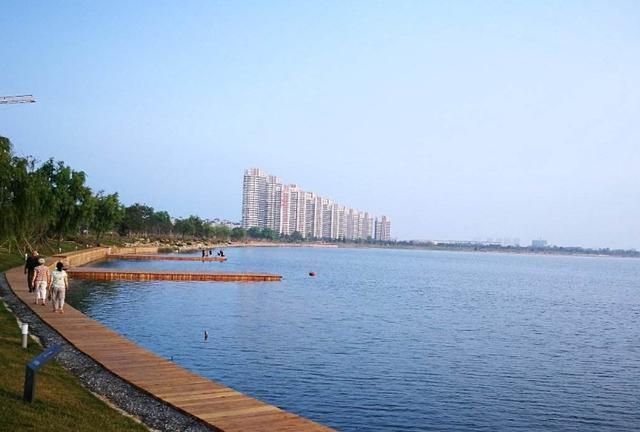 山东被“遗忘”的城市，三面环海适宜旅居，却仅是一个县级市
