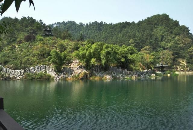 山东最大的人工湖，被打造成4A级旅游区，属大型综合性旅游景区