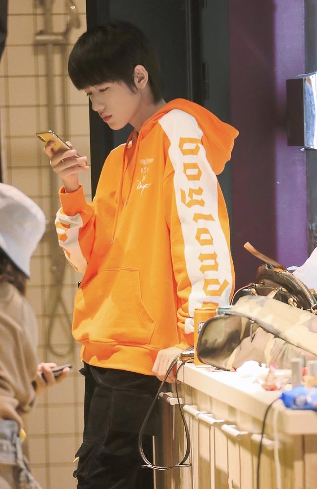 笑容阳光灿烂暖人心,穿搭也是教科书式优秀|教科书|宋亚轩|橙色_新浪