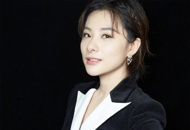 40岁刘璇怀二胎,挺巨肚做产检健步如飞,音乐家丈夫贴心陪同