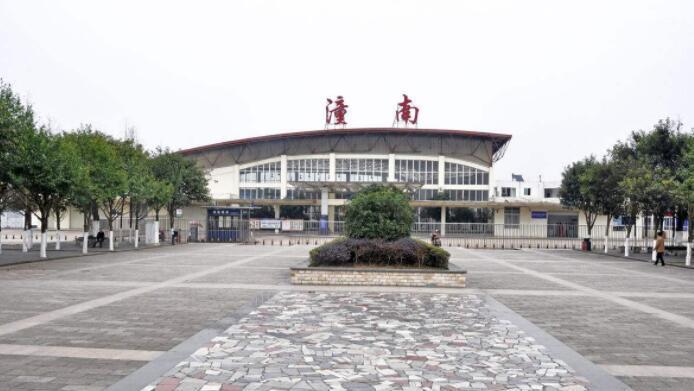 潼南火车站位于潼南中心5公里东北方向老城,隶属成都铁路局重庆铁路