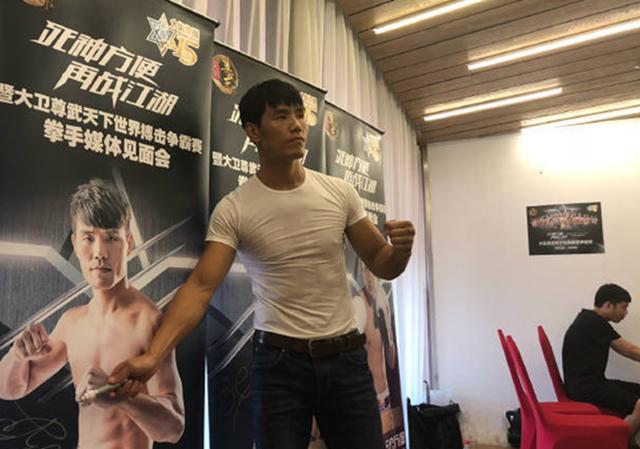 他是全国散打冠军绰号死神方便生涯连胜不断38岁成歌手
