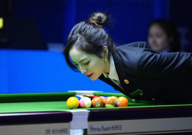 最美女裁判受"台球皇帝"盛赞,穿豹纹上衣显绰约身材,称要出道