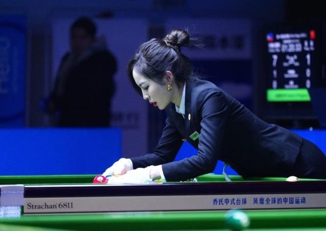 最美女裁判受"台球皇帝"盛赞,穿豹纹上衣显绰约身材,称要出道