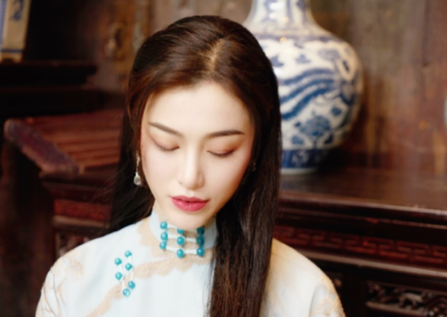 葛天这身材在女星里"绝"了,穿一件旗袍端庄大气,身材凹凸有致