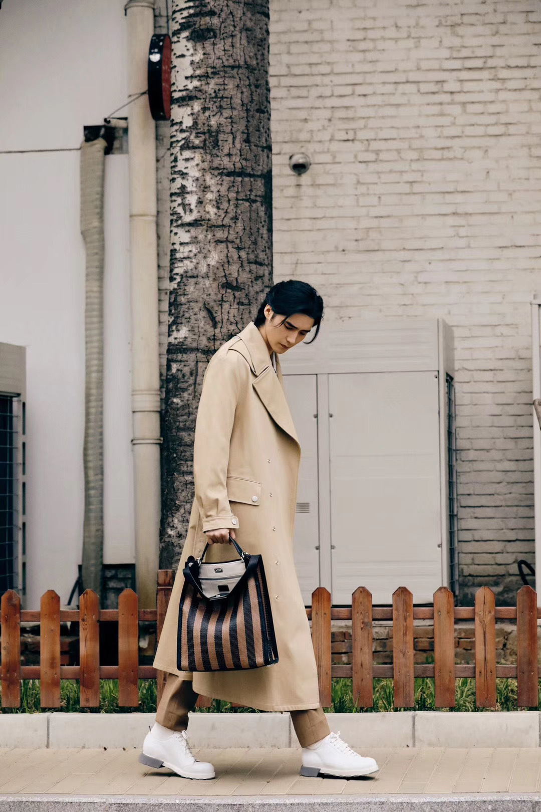 休闲t配中分后梳头,舞台上王者风范的阿云嘎,私底下是个时髦精