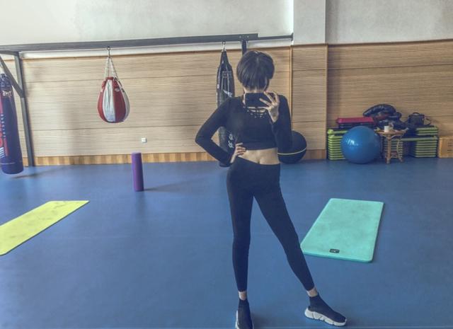 赵本山女儿气质真a,健身裤配运动卫衣,身材好似小号"沙漏"