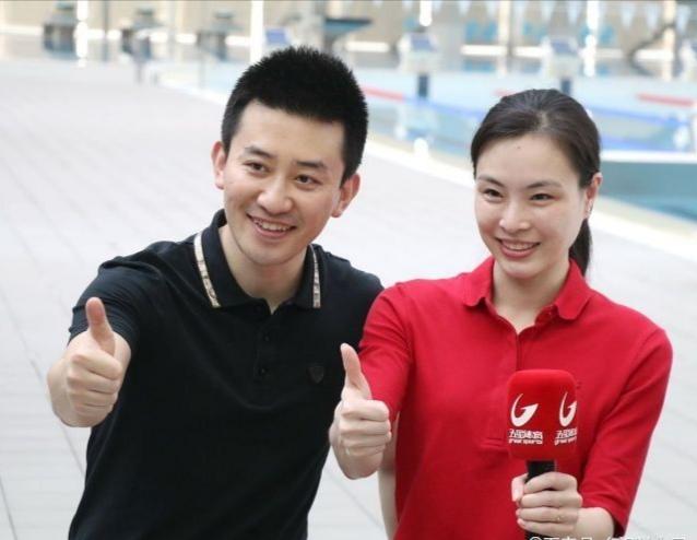 吴敏霞和老公合体直播穿运动装素颜出镜像少女全程笑成眯眯眼