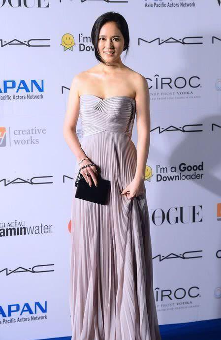 韩佳人身穿一件素色抹胸长裙亮相活动现场,身高167cm的韩佳人穿上这件