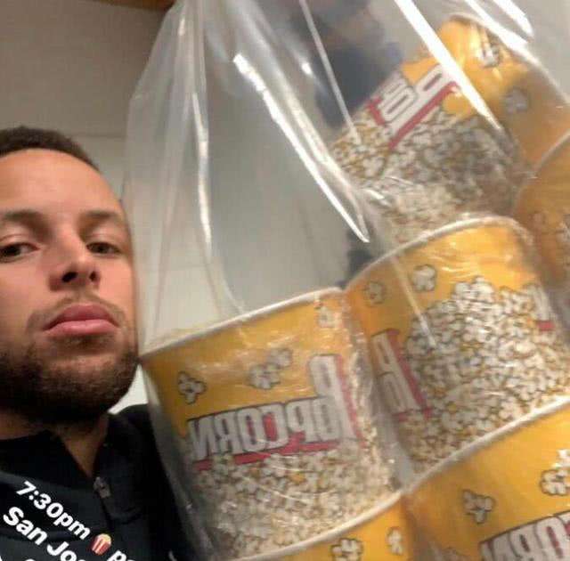 约基奇爱喝可乐就跟他的肥胖一样是相当出名的,据说在少年时期约基奇