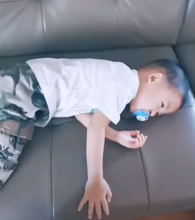 儿子带奶嘴上幼儿园,小朋友太多不好意思吸,回家后的表现萌翻了