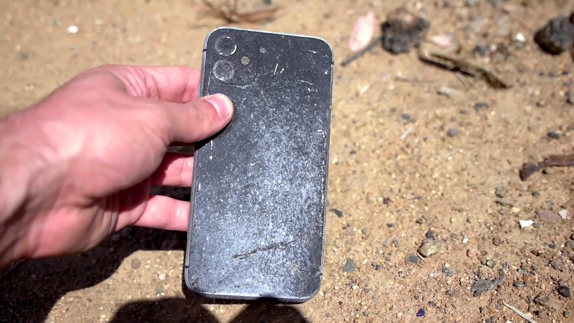 老外用火药将iphone11炸成这样,结果还能照常开机正常使用|爆炸|火药