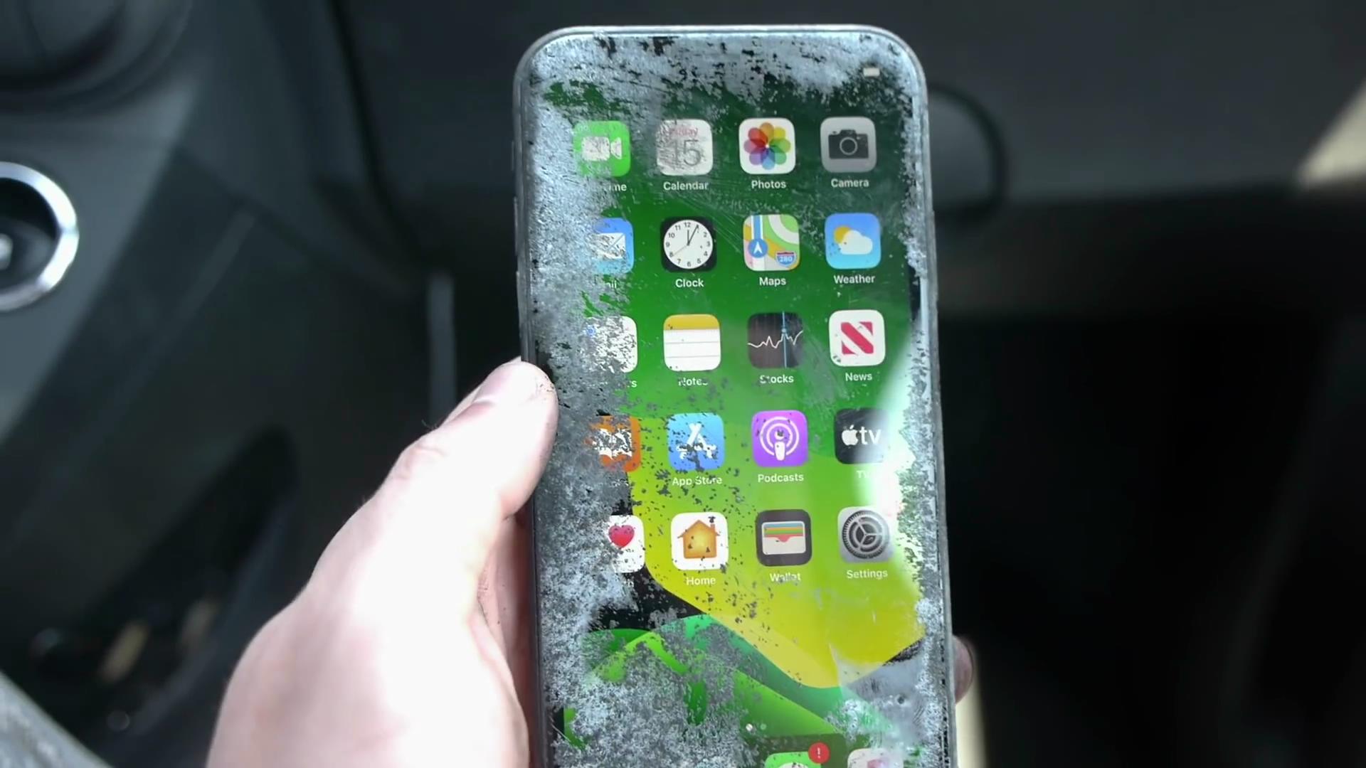 老外用火药将iphone11炸成这样,结果还能照常开机正常使用|爆炸|火药