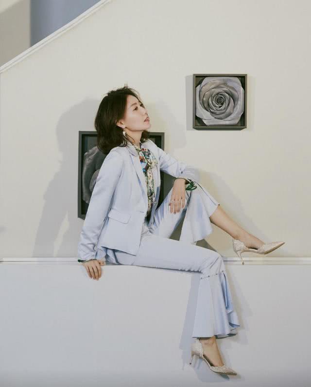 高露终于换风格,穿淡蓝色西装配印花衬衫,普通人没有这高级气场