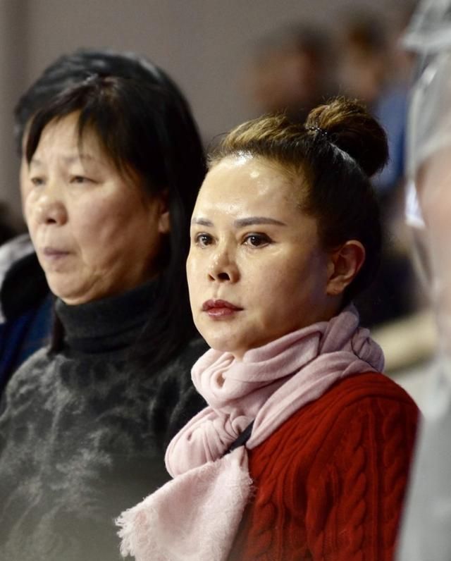 孙俪的妈妈才是会保养都当姥姥的人了却穿得比小姑娘潮