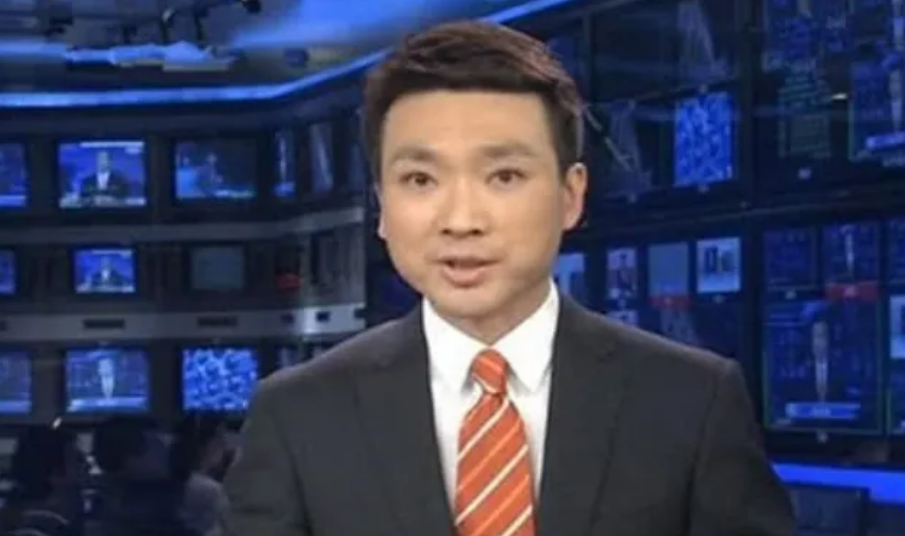 新闻联播的主持人为什么不低头念稿,难道都背下来了?终于明白了|主持人|提词器|新闻联播_新浪新闻