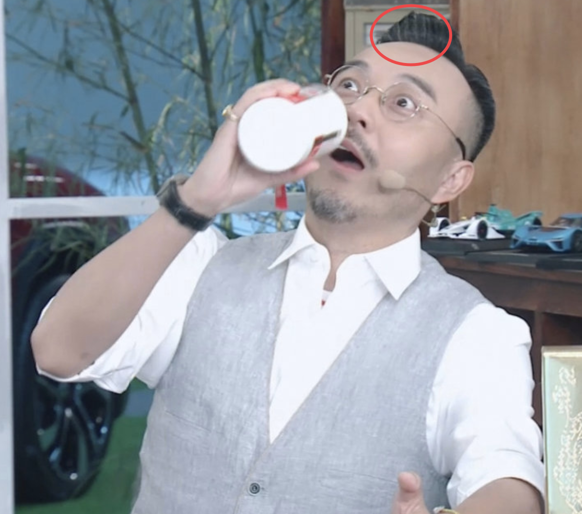 46岁汪涵开启老年人式直播,不懂包邮什么意思,还被认成徐峥