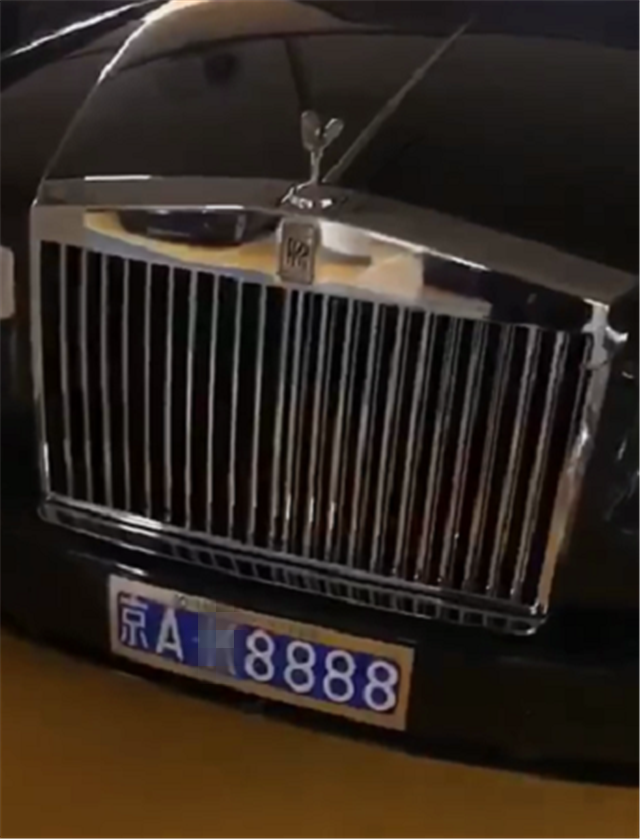 2台劳斯莱斯挂8888,9999牌,京a开头,车是王府饭店用来接vip的