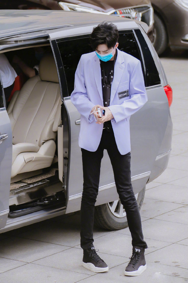 30岁刘宇宁真绝,穿香芋紫西装配紧身黑裤,蚂蚁腿比女明星还细