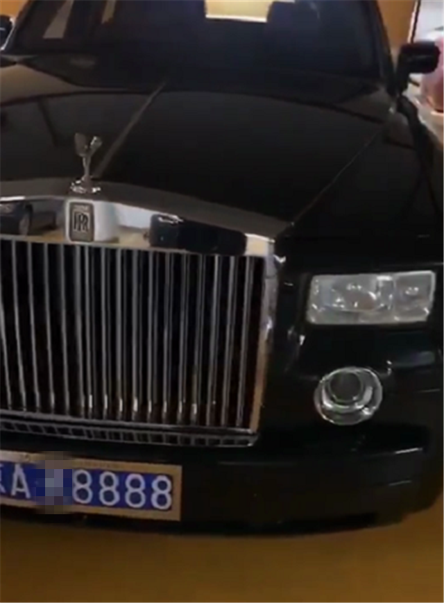 2台劳斯莱斯挂88889999牌京a开头车是王府饭店用来接vip的