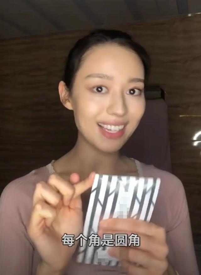 吉娜卸掉了浓妆黑眼珠太小感觉不自然网友有点神似秦牛正威