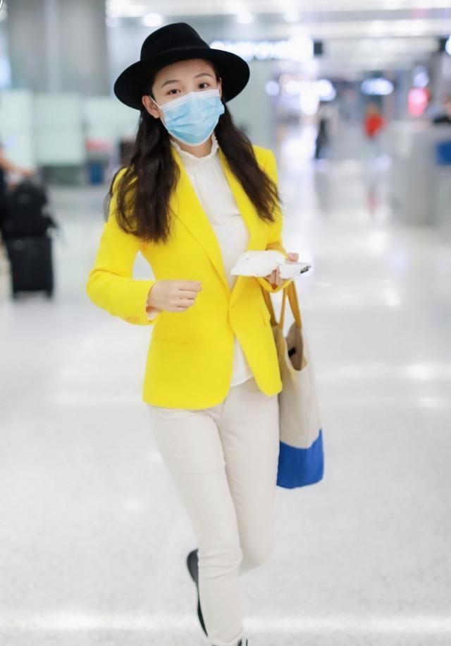 吴倩现身机场,荧光黄白配,蛋卷头造型真的很韩系