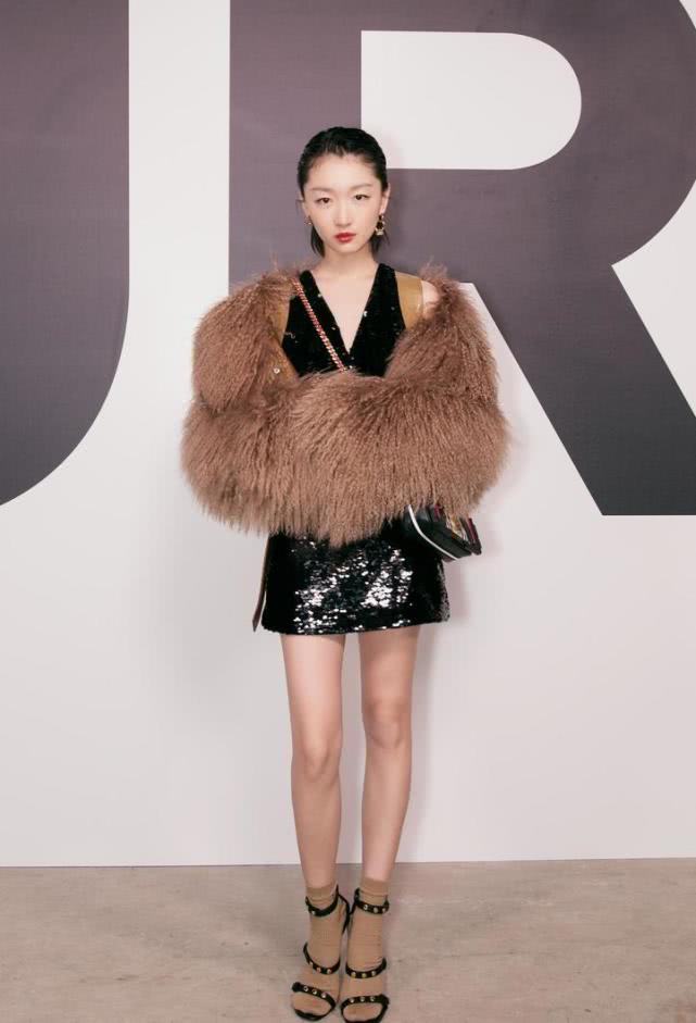 周冬雨的品味好独特,穿高跟凉鞋还要塞双袜子,硬把土味穿成时尚