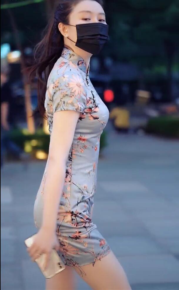 夏天穿旗袍的美女,映衬优美身段,腿上纹纹身很上镜