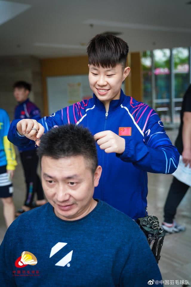 队员教练齐上阵!国羽队内理发技艺大比拼,心灵手巧欢乐多