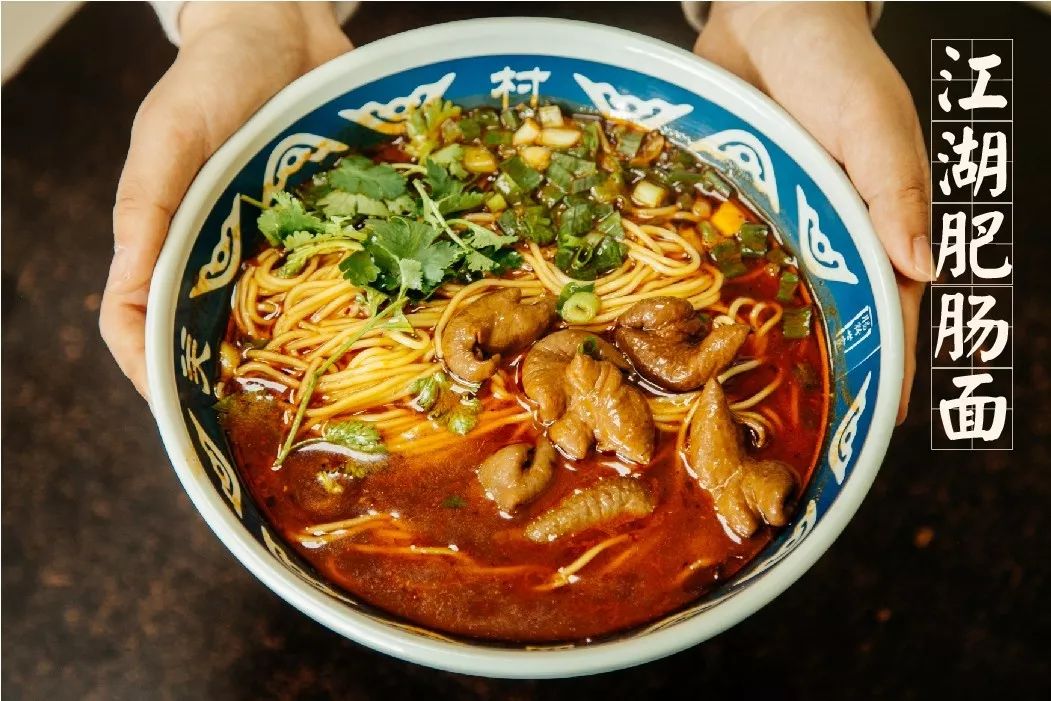 肥肠就是这碗面的灵魂   每天都会有专人将肥肠通过   盐,料酒,创洗