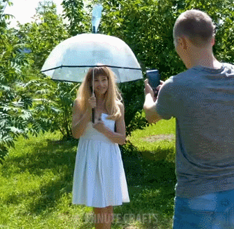 正文  浪漫"雨中"照   在阳光下打着透明伞   身边绿植围绕,水珠随着