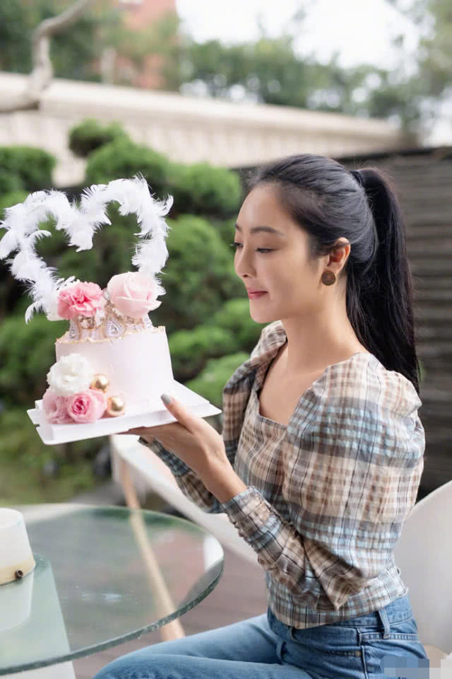 吴速玲与曹格海边晒太阳穿泳装秀火辣身材表白老公很幸福