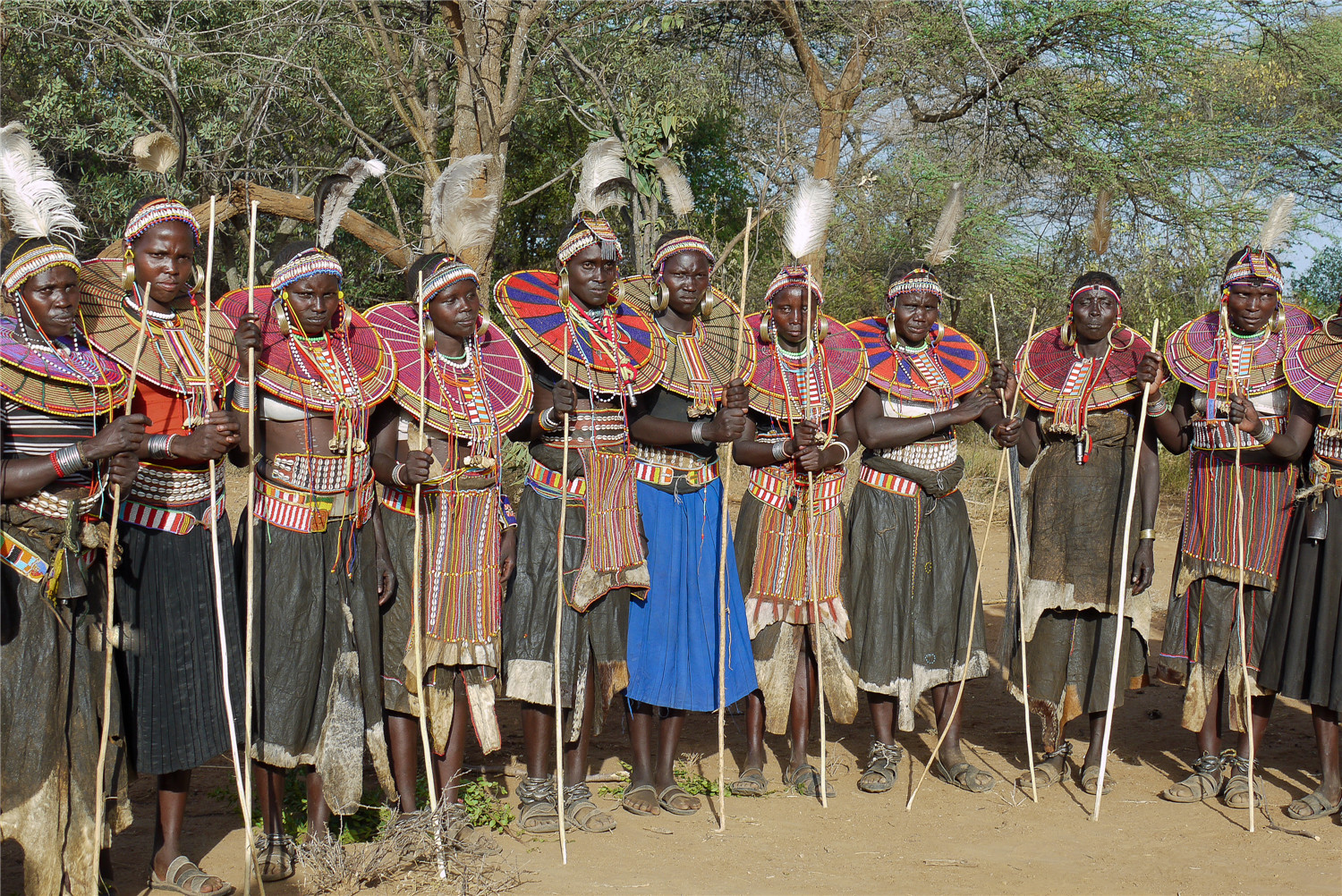 懒散的非洲部落妻子用进口首饰品牛还被偷压力太大变勤奋