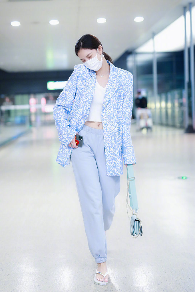 宋妍霏真是个衣架子!穿西装搭人字拖竟很时髦,还顺便秀了波身材