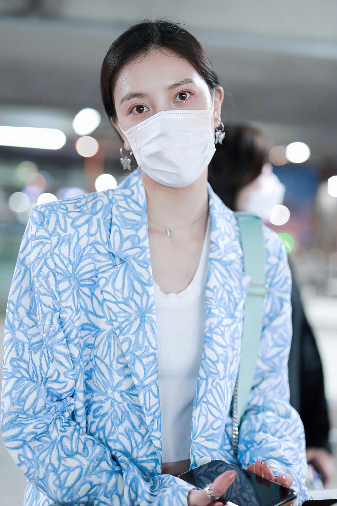 宋妍霏真是个衣架子!穿西装搭人字拖竟很时髦,还顺便秀了波身材