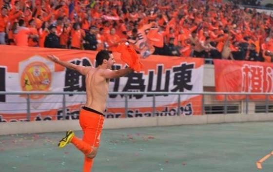 鲁能旧将喜得千金!头球绝杀力挽狂澜夺冠,感动山东球迷泪洒看台