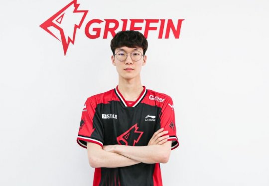 GRF官宣三名选手离队，毒瘤依旧留队？网友喊话泰山：快去VG吧