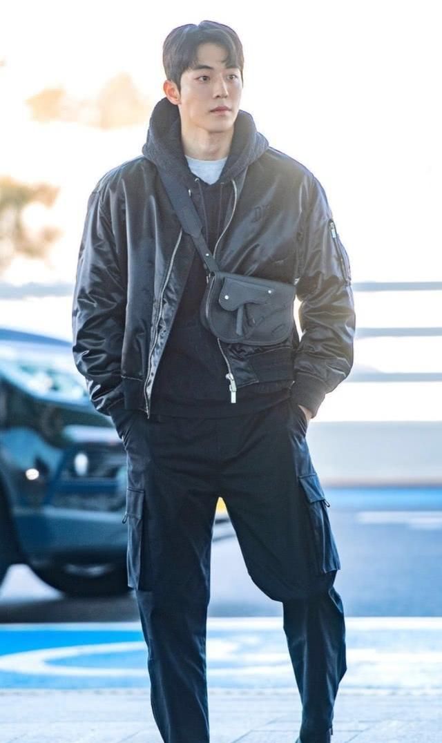 南柱赫现身机场标准式男神穿搭不愧是韩国高人气爱豆