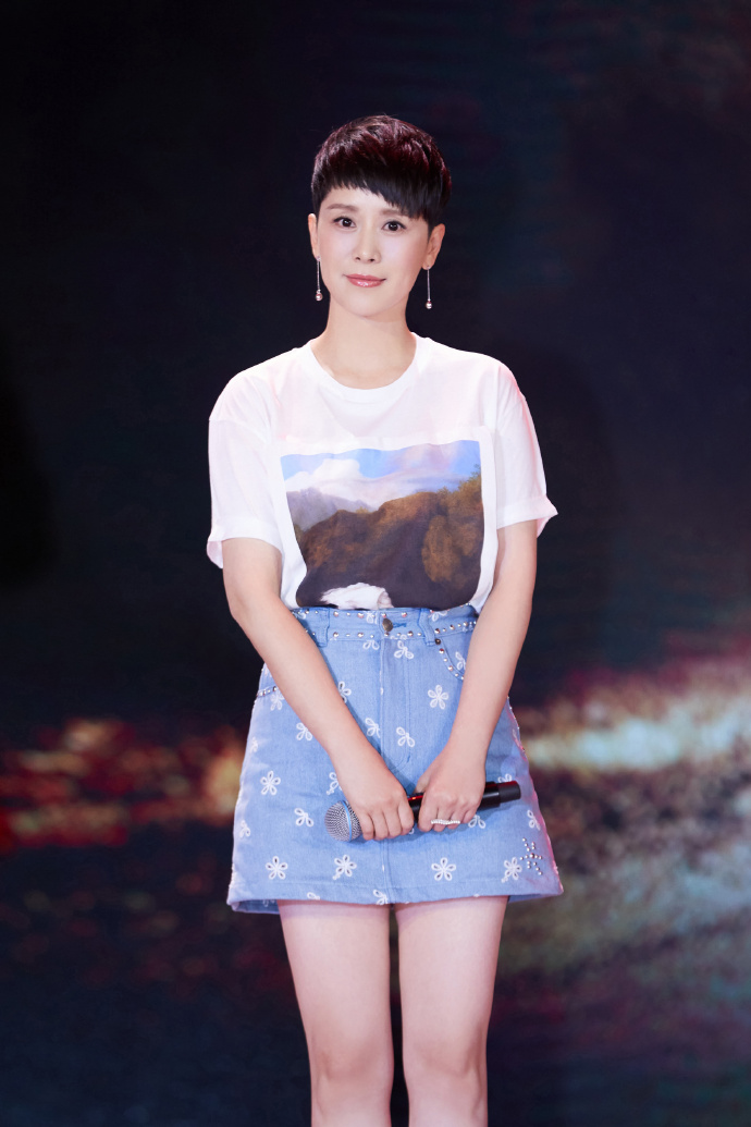 海清真有43岁了?t恤搭配牛仔半身裙大秀美腿,清新减龄又甜美