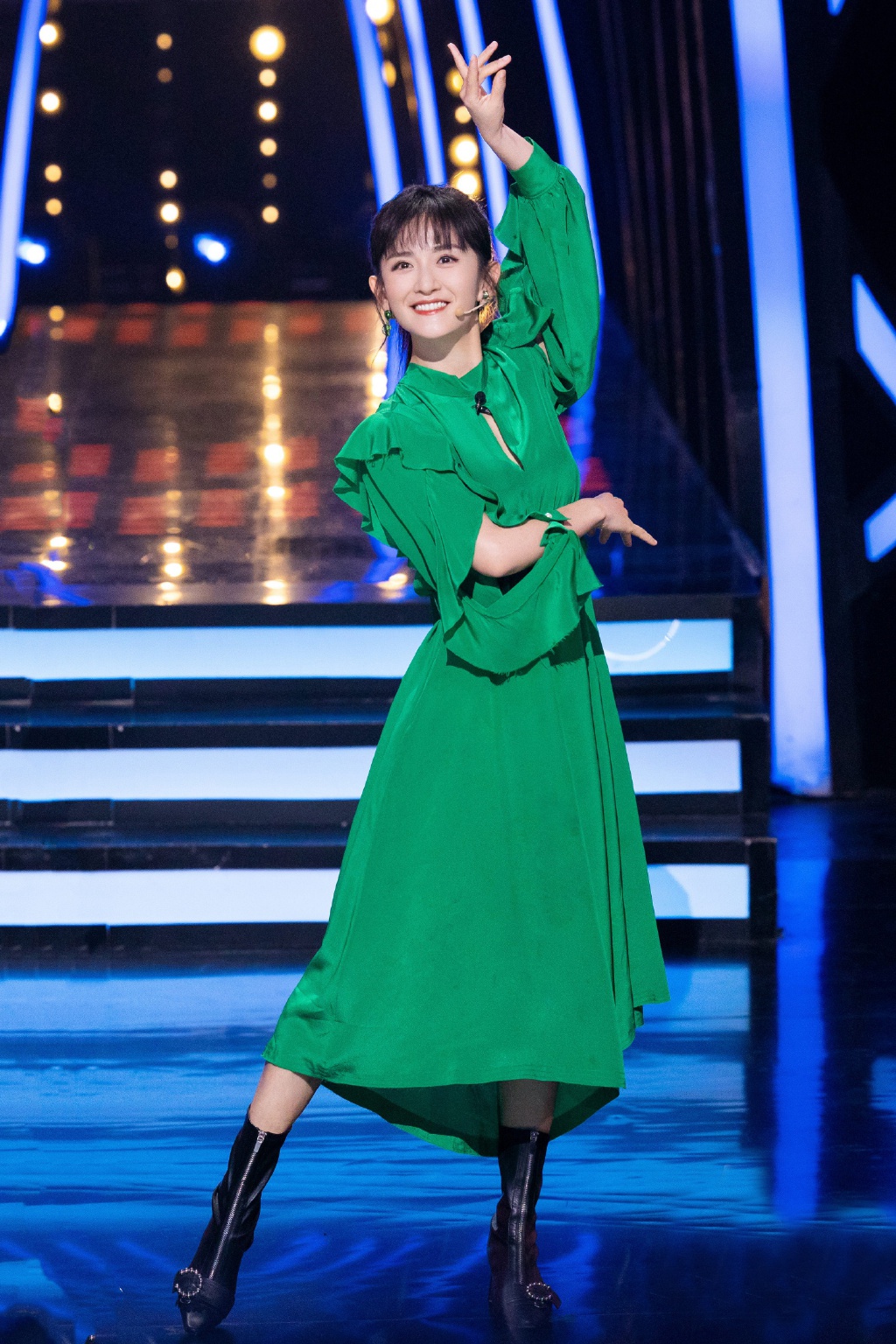 谢娜一身绿色连衣裙就算了,首饰还全是"绿乌龟",网友都服气了