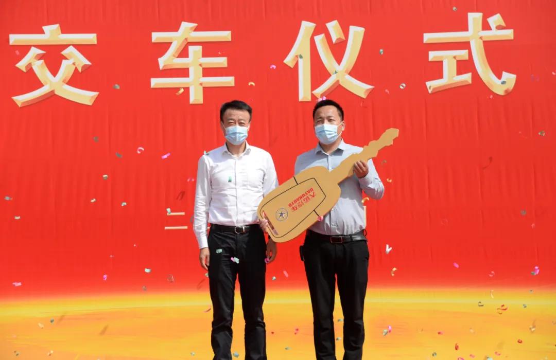 姜总将象征开启财富之门的"金钥匙"交给运城万瑞环保科技有限责任公司