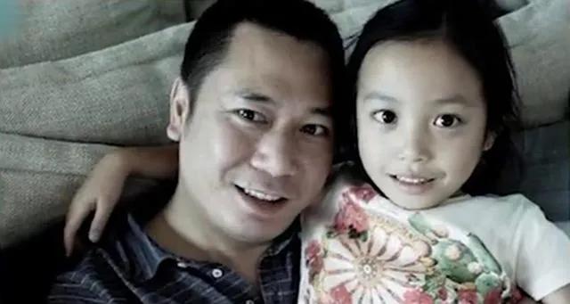 人的方式成功购置这套公寓,但受益人很有可能是他的女儿黄新(小四月)