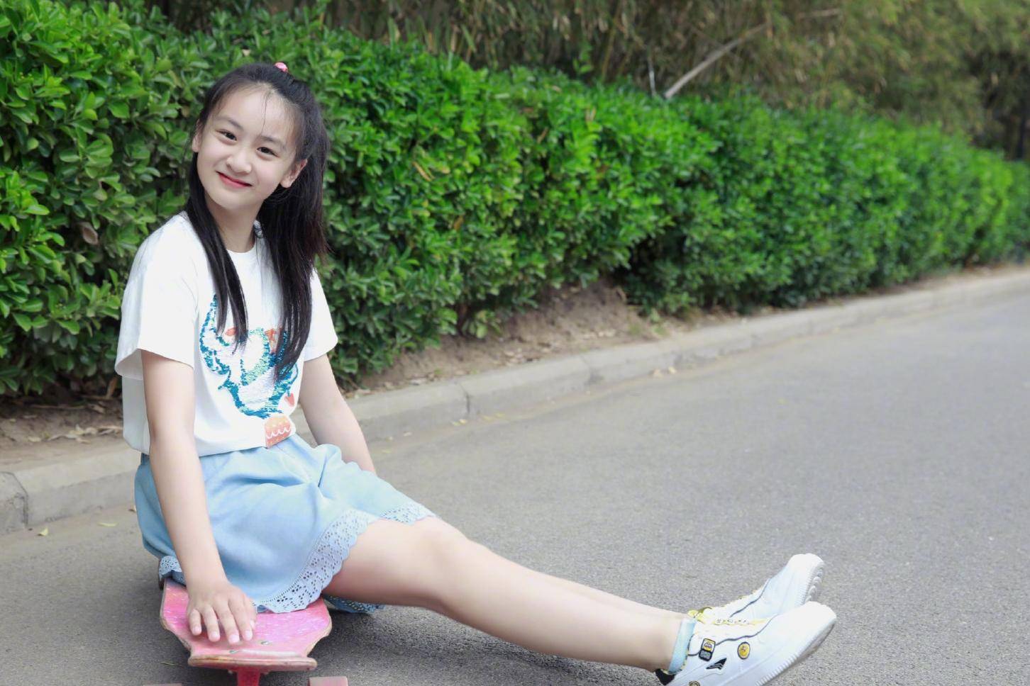 叶一茜晒森碟近照,不打网球改玩滑板,12岁就拥有"逆天长腿"
