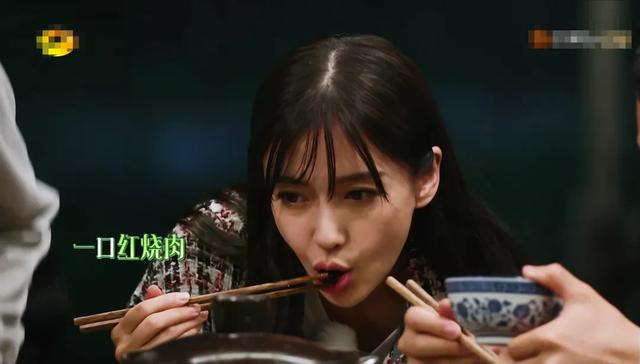 杨颖光脚踩鸡蛋不碎腰围仅54厘米折射出女明星的身材自律